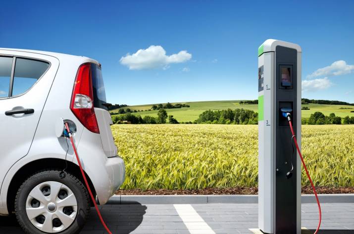 электрозаправка электромобиля