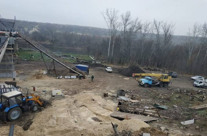 В Станице Луганской продолжается восстановление моста возле КПВВ.