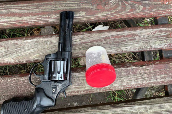 В Лисичанске по городу разгуливал мужчина с пистолетом и наркотиками 