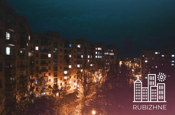 Рубіжне можна назвати прифронтовим містом з натяжкою: до фронту звідси приблизно 40 км. Це означає, що бойові дії тут не ведуться ось уже 5 років з моменту звільнення міста, і знайти будь-які ознаки в