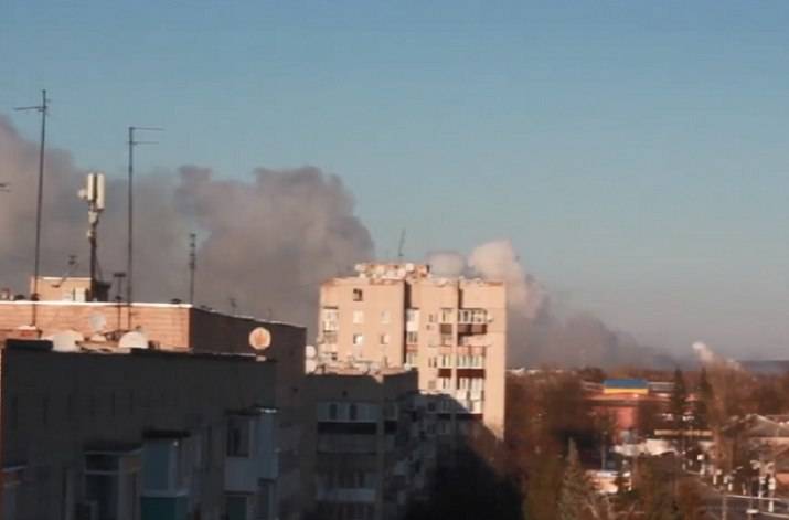 Взрывы в Балаклее Харьковской области могли произойти в результате возгорания твердотопливного ракетного двигателя. Об этом сообщается на странице Генерального штаба ВСУ в Facebook.