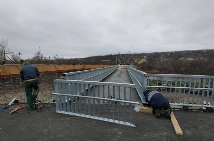 В Станице Луганской продолжается покраска пролетной части моста.