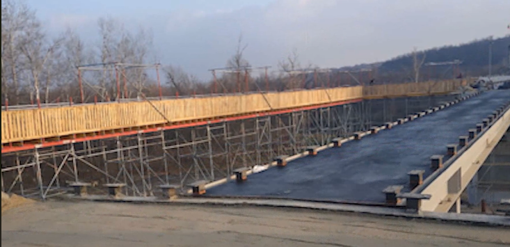 Сегодня, 20 ноября, полностью завершено восстановление разрушенного боевиками моста в Станице Луганской.