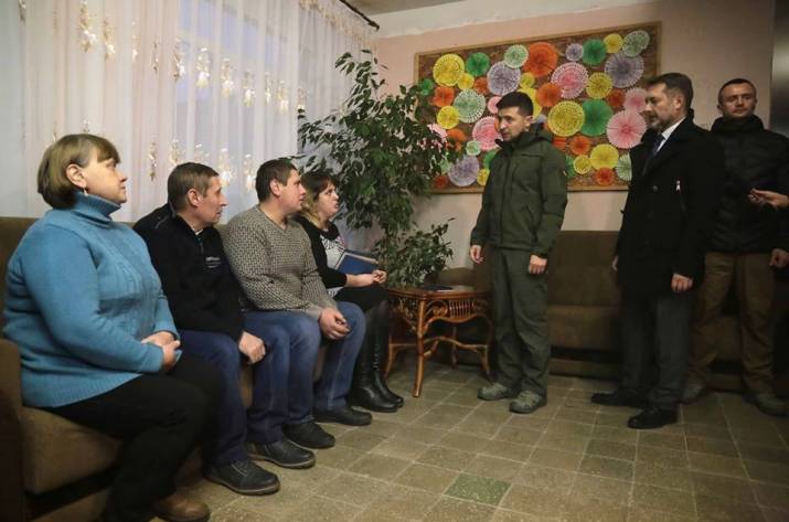 Находясь в Станице Луганской, Президент Украины Владимир Зеленский вместе с главой Луганской ОГА Сергеем Гайдаем встретились с внутренне перемещенными лицами, которые потеряли жилье и имущество из-за 
