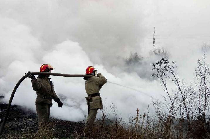 Вчера, 20 ноября, в 8:26 в Службу спасения поступило сообщение о возгорании мусора по ул. Независимости в Лисичанске.