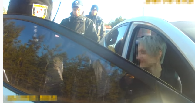 На шоссе Строителей в Северодонецке нетрезвая водительница автомобиля едва не въехала в столб. Этим она обратила внимание местных полицейских. Патрульные подумали, что водителю внезапно стало плохо и 