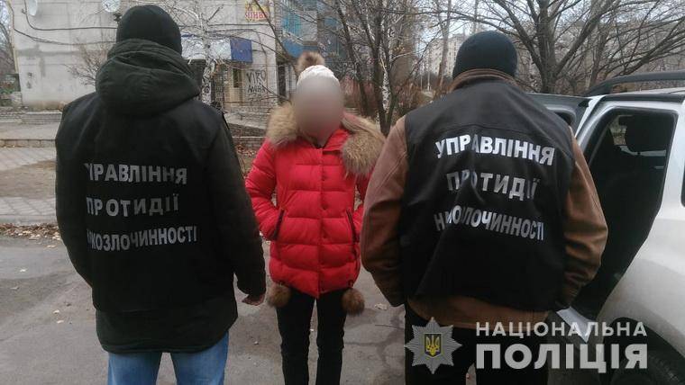 Вчера, 20 ноября, оперативники Управления противодействия наркопреступности вместе со следователями задокументировали факт сбыта 31-летней жительницей Рубежного психотропного вещества.