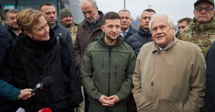 Президент Украины Владимир Зеленский способствовал выделению квартир 15 семьям переселенцев, с которыми встретился на Луганщине вчера, 20 ноября. 