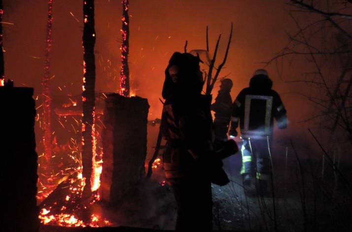 Вчера, 21 ноября, в 16:56 в Службу спасения поступило сообщение о пожаре по ул. Молодежная в Приволье. К ликвидации пожара были привлечены 19 спасателей.