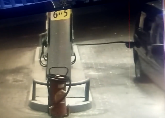 Вчера, 25 ноября, вечером работники автозаправочной станции в Северодонецке сообщили в полицию о том, что водитель Opel, заправив свой автомобиль, не проверил, вытянут ли заправочный пистолет из бака,