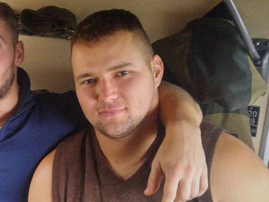 В селе Новодеркул Беловодского района был жестоко убит ветеран АТО Юрий Гундар. Ему нанесли несколько ножевых ранений и сбросили в канаву.