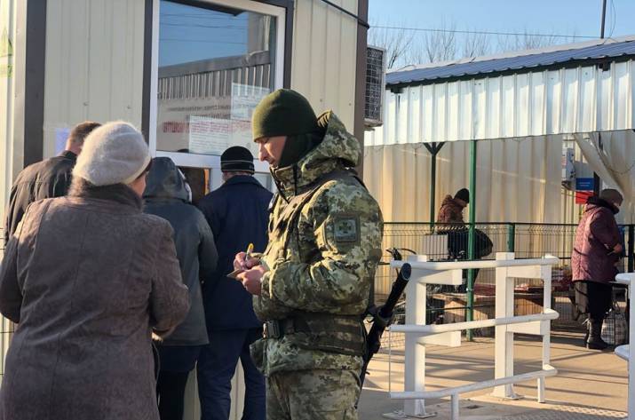 Сегодня, 28 ноября, вступил в силу новый порядок пересечения линии соприкосновения на Донбассе и перемещения через нее товаров.