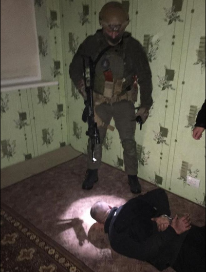 Правоохранители установили местонахождение и задержали ранее судимого мужчину, который из огнестрельного оружия выстрелил в своего соседа и скрылся с места происшествия.