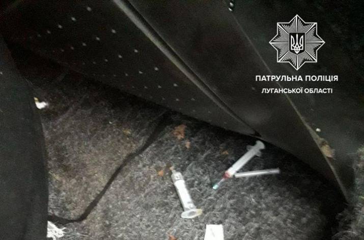 Вчера, 27 ноября, на улице Сметанина, в Северодонецке патрульные заметили Renault Kangoo, водитель которого нарушил Правила дорожного движения. Во время проверки документов оказалось, что водитель огр