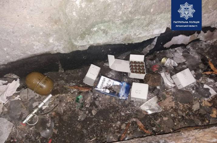 Вчера, 28 ноября, в Рубежном патрульные роты тактико-оперативного реагирования выявили предмет, похожий на гранату РГД-5, и патроны к огнестрельному оружию.