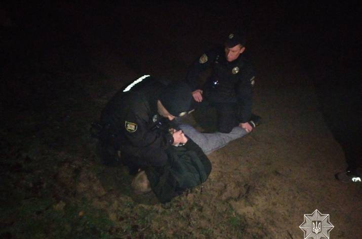 В Рубежном задержали нетрезвого мужчину, который гулял по городу с оружием и пугал горожан.