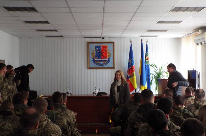 Народная артистка Украины Тина Кароль приехала в Станицу Луганскую и поздравила военнослужащих с Днем Вооруженных Сил Украины.