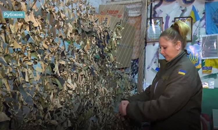 Волонтер Юлия Носарева из Рубежного помогает украинским военным с 2014 года: плетет сети, собирает вещи и еду на фронт. На передовую ездит ежемесячно, передает ТК «UA: Донбасс».