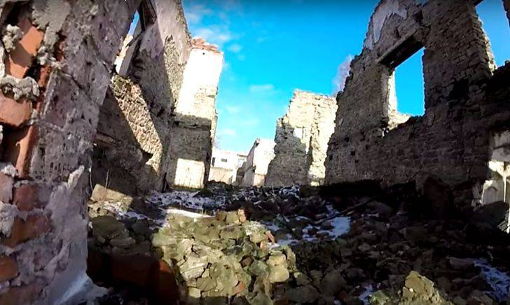 Житель оккупированного Донецка Игорь Полтавец показал разрушенное обстрелами бывшее училище № 67, расположенное в нескольких километрах от донецкого аэропорта.