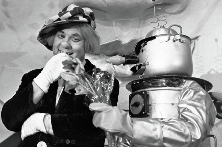 Так, друзья — сегодня будет интересный пост с разбором одного старого фильма, в котором показана стандартная советская жизнь. Как вы знаете — фанаты СССР любят рассказывать сказки о