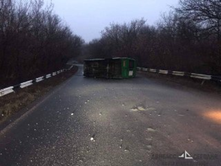 Сегодня, 14 декабря, в 5:40 на трассе Ясиноватая-Горловка перевернулась ГАЗель, в которой находились пассажиры.