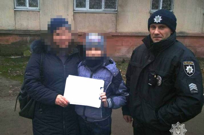 Сегодня, 18 декабря, около 8:00 взволнованная женщина сообщила в полицию о том, что ее 11-летний сын ушел из дома в неизвестном направлении, пока она была в магазине. На телефонные звонки он не отвеча