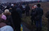 На оккупированной части Луганской области, перед КПП боевиков «Станица Луганская» (вблизи украинского КПВВ «Станица Луганская») собираются большие очереди.