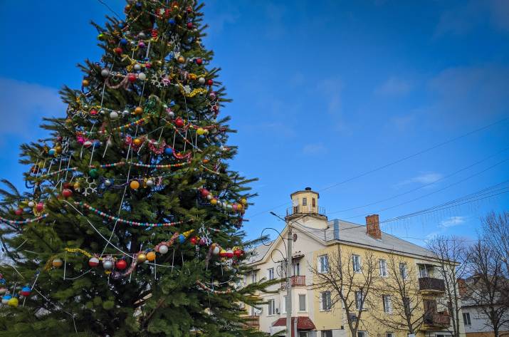 Как выглядят новогодние елки в населенных пунктах Луганщины (фото)