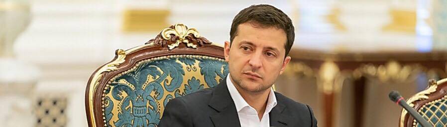 Несомненно, этот год для Зеленского оказался чрезвычайно тяжёлым. Ему пришлось быстро избавляться от многих иллюзий. Больше злиться и хвататься за голову. Стареть/мудреть/ушлеть прямо на глазах. И куд