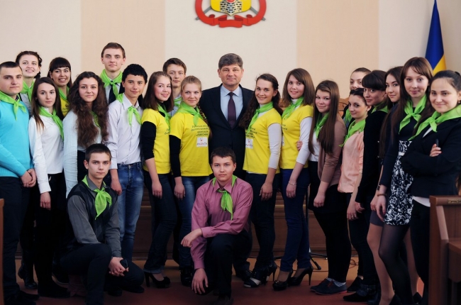 кравченко вречает школьникам паспорта