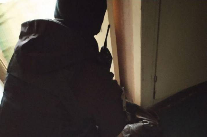 Вчера, 2 января, полицейские получили сообщение о том, что пожилая женщина зовет на помощь. Увидев адрес, патрульные поняли, что происходит, потому что несколько часов назад уже приезжали по этому адр