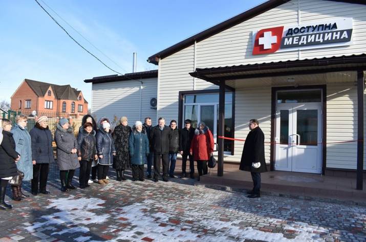 У Кремінній відкрито лікарські амбулаторії загальної практики – сімейної медицини, що розташовані по провулку Медовий та на площі Паркова.