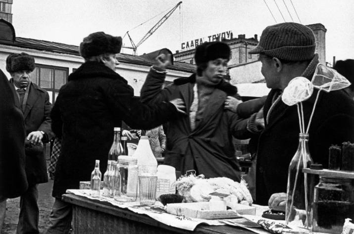 Так, друзья — сегодня будет очередной пост с фотоснимками реальной жизни в СССР 1970-80-х годов — той самой эпохи, которую поклонники совка называют