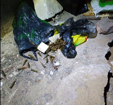 Вчера, 7 января, около 23:00 житель Рубежного выявил схрон боеприпасов на улице Владимирской и сообщил об этом патрульным. 