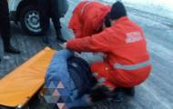 В Северодонецке, переходя дорогу, упала женщина и травмировала ногу. От невероятной боли она не смогла самостоятельно передвигаться, поэтому пролежала среди автодороги час, пока мимо не проезжал наряд