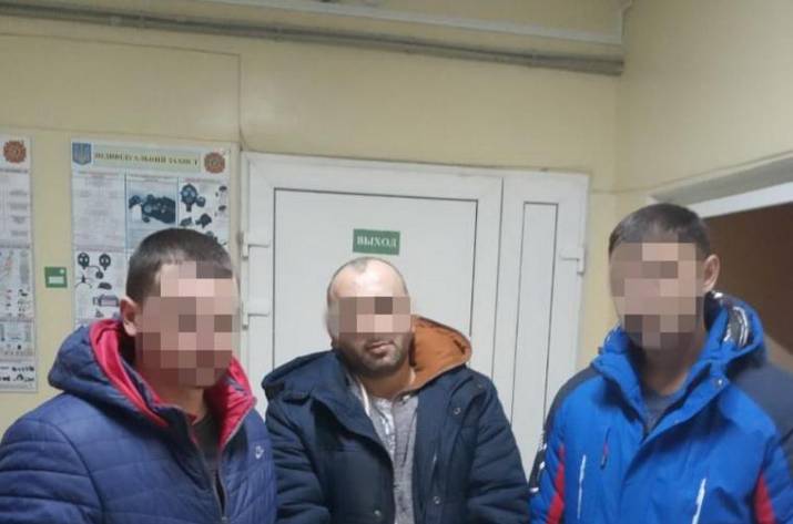 Вчера, 9 января, около полудня в Рубежанский отдел полиции поступило сообщение о том, что возле дома по улице Строителей неизвестный мужчина ограбил 71-летнюю местную жительницу.