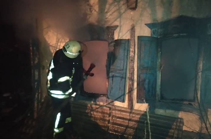 Вчера, 10 января, в 16:29 в Службу спасения поступило сообщение о пожаре по адресу: Марковский район, с. Кабычевка, ул. Покровская.