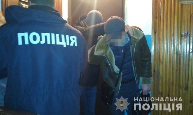 6 января, около 22:00 в Северодонецкий отдел полиции поступило сообщение 29-летней женщины о том, что неизвестный мужчина возле дома по ул. Гагарина отобрал у нее сумку и убежал.