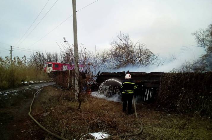 Вчера, 16 января, в 13:00 в Службу спасения поступило сообщение о пожаре по ул. Карла Маркса в Лисичанске.