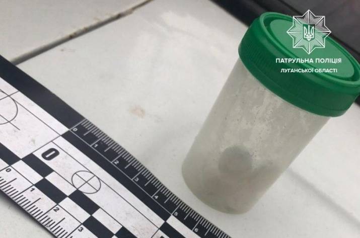 Сегодня, 17 января, на улице Менделеева в Рубежном патрульные остановили ВАЗ 21063 за нарушение правил дорожного движения.