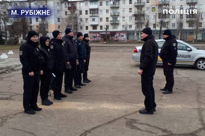 Луганские правоохранители заступили на усиленное патрулирование в каждом населенном пункте области.