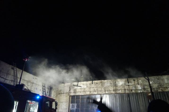 Вчера, 21 января, в 17:15 в Службу спасения поступило сообщение о пожаре на складе по изделию и хранению деревянных брикетов, который расположен на ул. Титова, в Кременной.