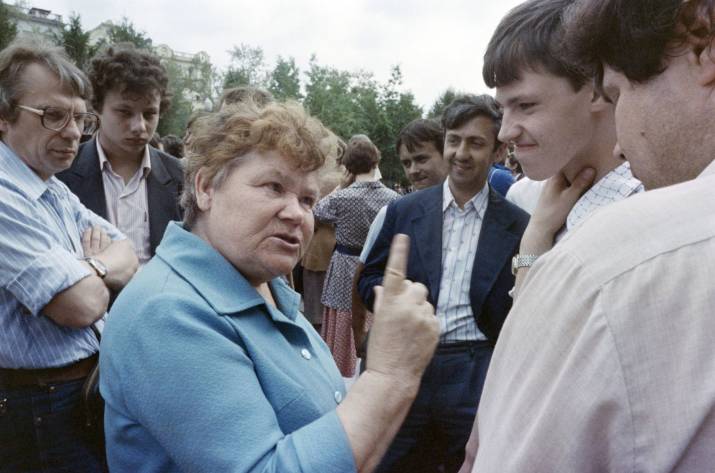 Так, друзья — сегодня будет интересное продолжение вчерашнего поста про мерзкие привычки родом из СССР. В сегодняшнем посте я решил развить тему и описать типично совковый стиль общения между людьми, 