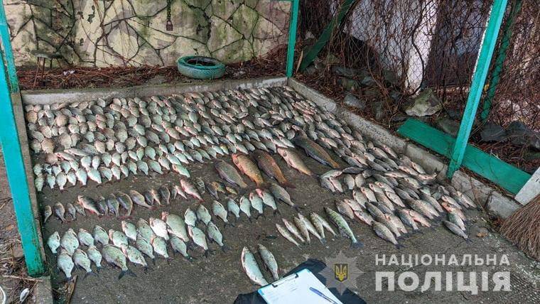 Сегодня, 29 января, в Счастье полицейские обнаружили мужчин, которые сетками осуществляли ловлю рыбы.