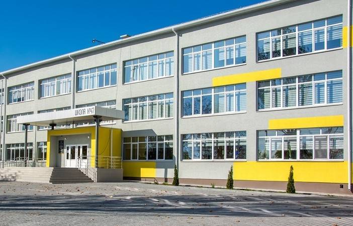 Неизвестные устроили погром в здании опорной школы, которая расположена в Кальмиусском районе Мариуполя.