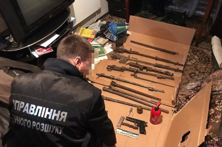 Сегодня, 1 февраля, в ходе санкционированного обыска квартиры, в которой проживал боевик так называемой «ЛНР», был изъят скрытый «арсенал »оружия, боеприпасов и взрывчатки.
