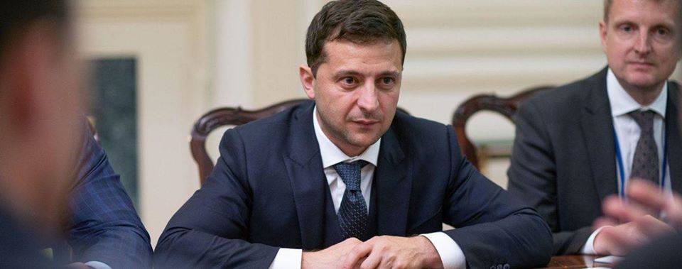 Последняя социология - где про общественное «доверие/недоверие» к институтам власти - показывает нам весьма забавные тенденции). И прежде всего, украинскую интерпретацию классической такой байки про «