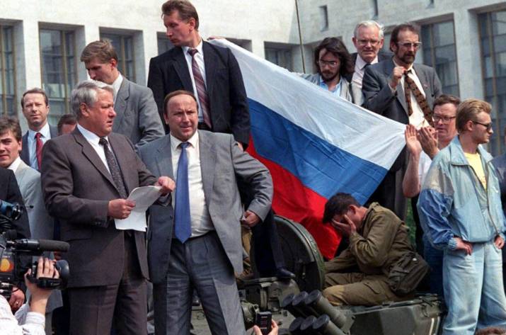 Так, друзья — сегодня будет интересный пост про девяностые годы, множество мифов о которых я увидел в комментах к моему вчераншнему посту. Вообще в последнее десятилетие с подачи определенного рода СМ