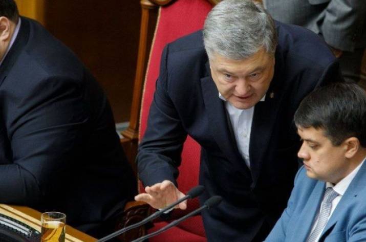 По-перше: ця ідея не нова, кожного разу коли починаються вибори до ВРУ, про це говорять практично всі партії. По-друге: як тільки вибори закінчуються розговори про скорочення припиняються.