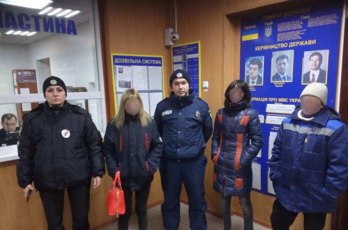 Полицейские разыскали несовершеннолетнюю жительницу Кременского района, которая пошла гулять и почти неделю не возвращалась домой.